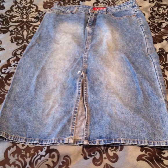 💥SOLD💥Denim Skirt - Picture 2 of 2