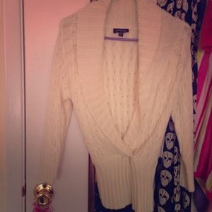 Cute open v-neck Bebe sweater mint condition ❤