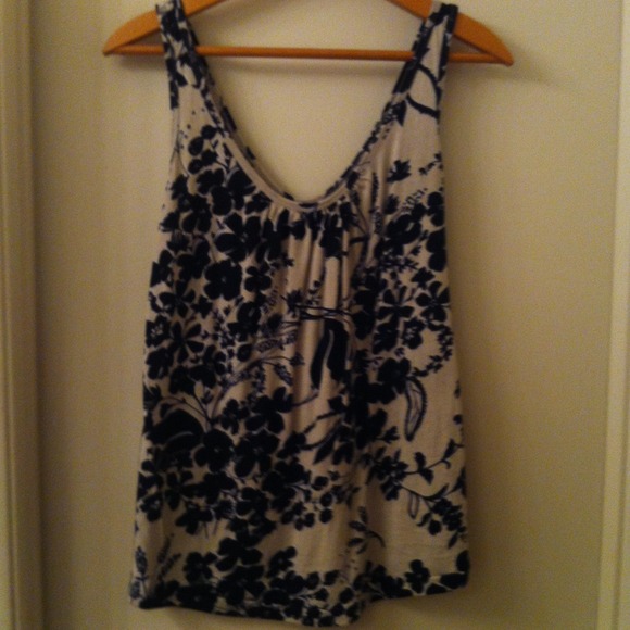 🚩HOLD/BUNDLE🚩tank, gray top,and x2 pr earings.