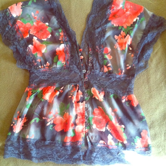 Adorable shirt🌺