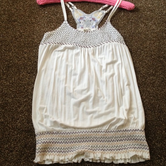 ❗Sold in bundle❗Gorgeous white strappy tank top.