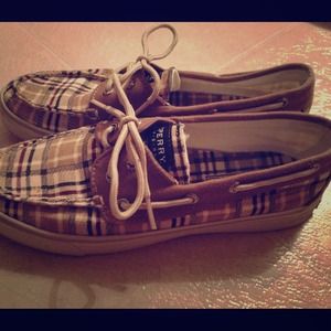 Size 6 1/2 sperrys!