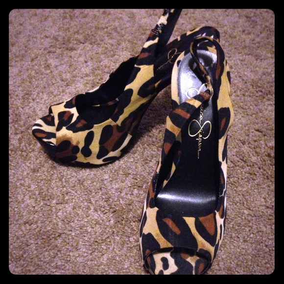 Jessica Simpson peep toe heel. size 6