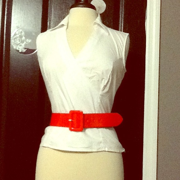 White sleeveless collar shirt