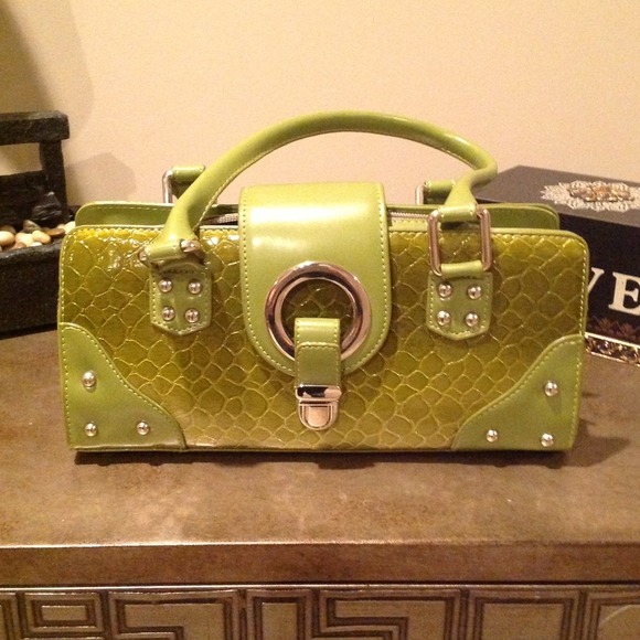 "SOLD" Olive green purse - Picture 1 of 4