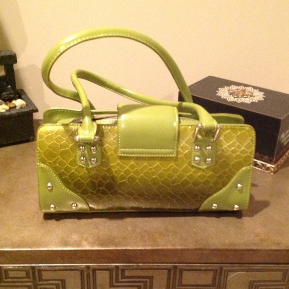 "SOLD" Olive green purse - Picture 2 of 4