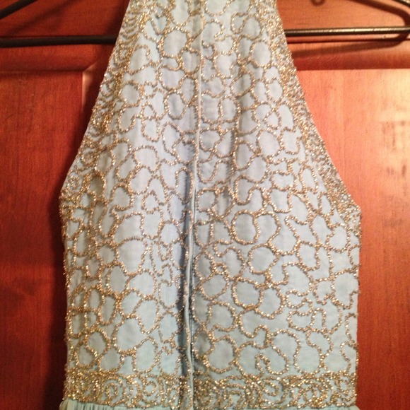 Blue gown. - Picture 3 of 4