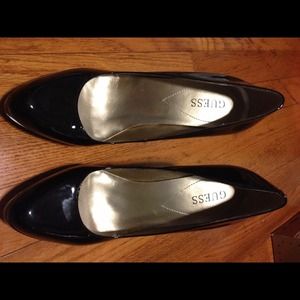 New Patent Guess pumps