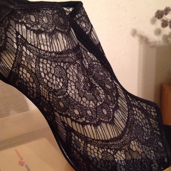 Sexy lace peep toe booties - Picture 3 of 3