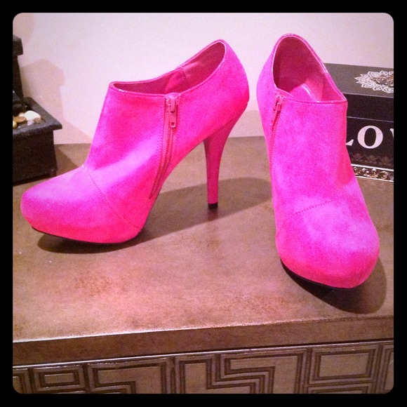 "SOLD" NWOT booties - Picture 1 of 2