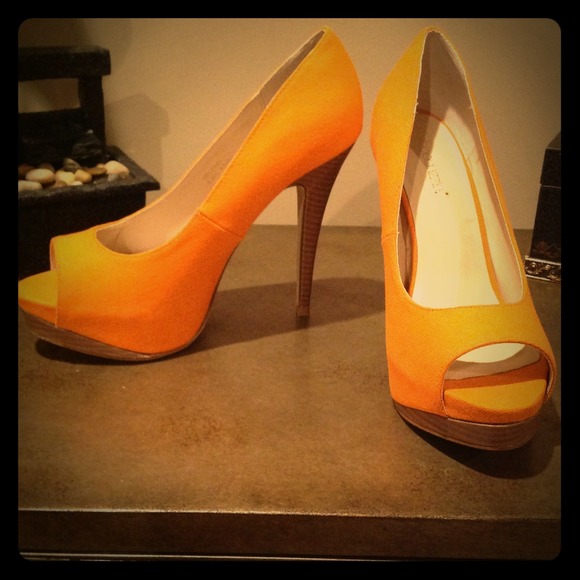 "SOLD" Brand new open toe heels - Picture 1 of 2