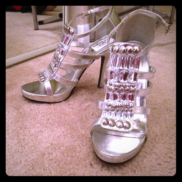 Super SEXY silver heels!!