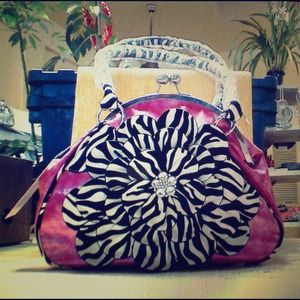 Pink and zebra purse plus free gifts!!