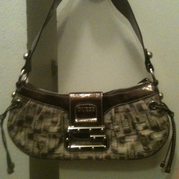 💥💥SOLD💥💥Guess Small Handbag