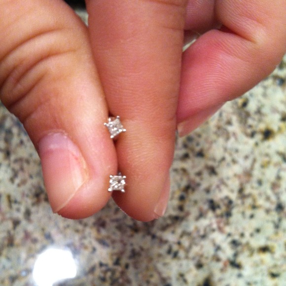 14K White Gold Diamond Earrings!