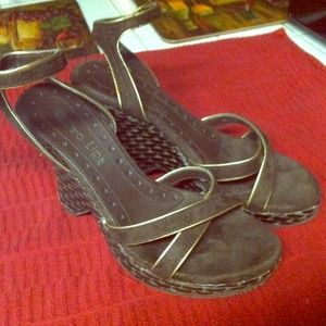 Tulip's chocolate brown wedges