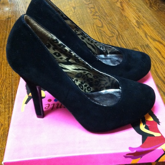 Never Worn! Gorgeous Black Heels! - Picture 2 of 2