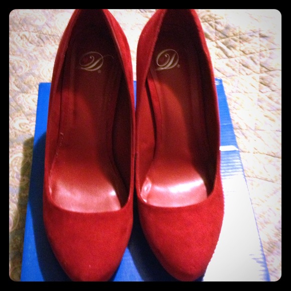 Cute Red faux suede pumps!!
