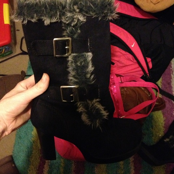 Heeled boots with the fur!