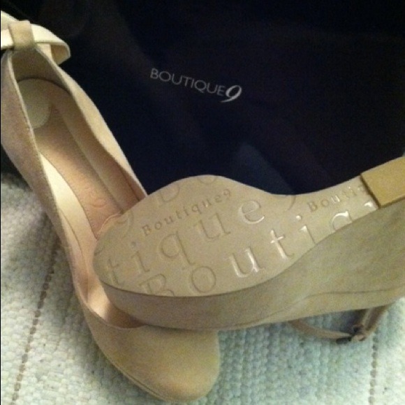 BOUTIQUE9 nude platform wedge/ ankle strap - Picture 3 of 4