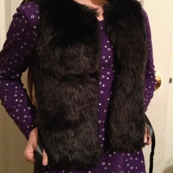SOLD-SOLD-NEW girls fur vest,black. Small (Disney) - Picture 2 of 4