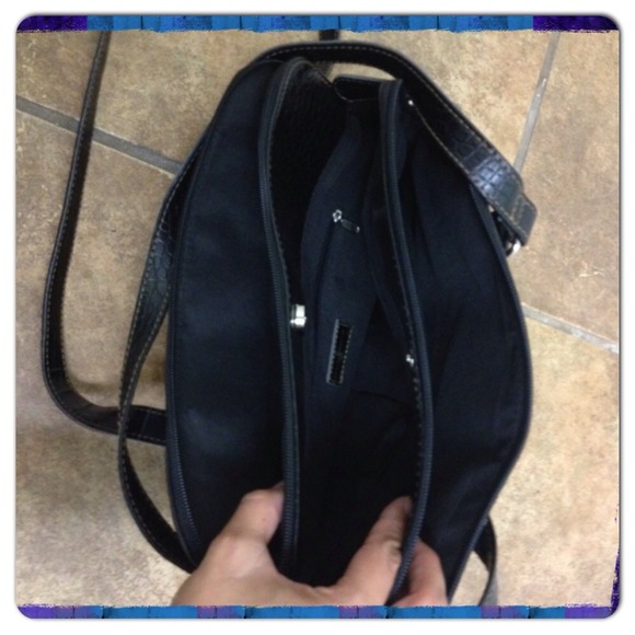 💢SOLD💢Great handbag, lots of room. - Picture 3 of 4