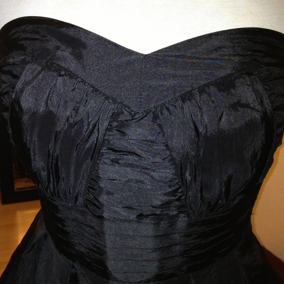 Short length strapless dress - Picture 2 of 4