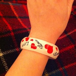 Adorable "Love" Bangle!!!