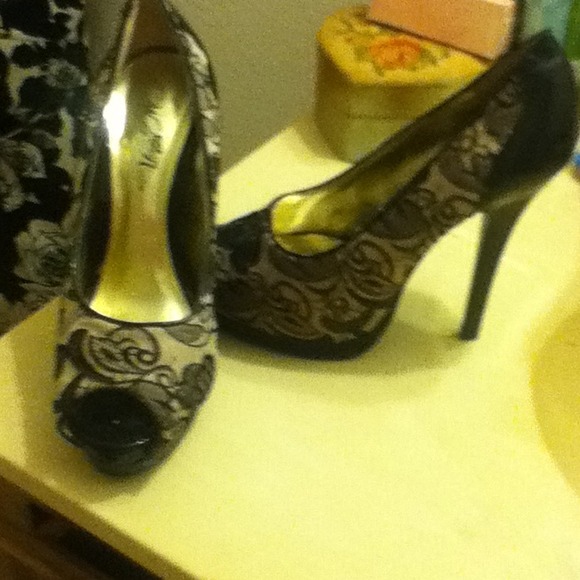 Wild Rose Shoes - Black Lace Pumps