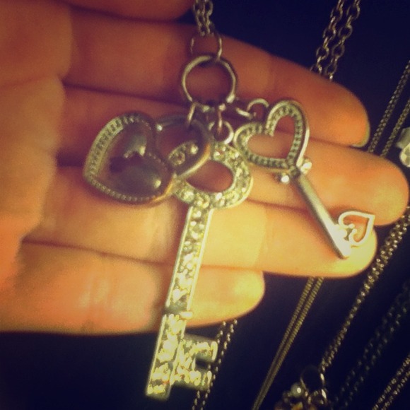 3 piece charm necklace! 💕🔑