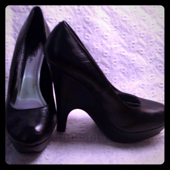 Women's black leather wedge