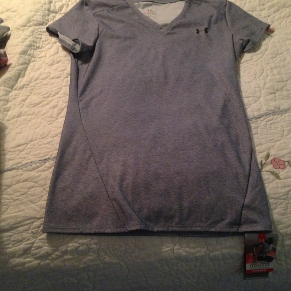 💢SOLD💢UNDER ARMOUR top - Picture 2 of 2