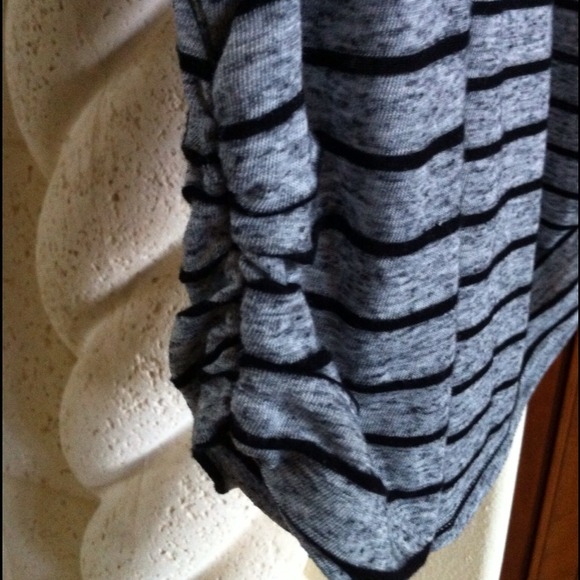 💯SOLD💯 Bundle. ♻Grey & black stripes w/shawl - Picture 3 of 3