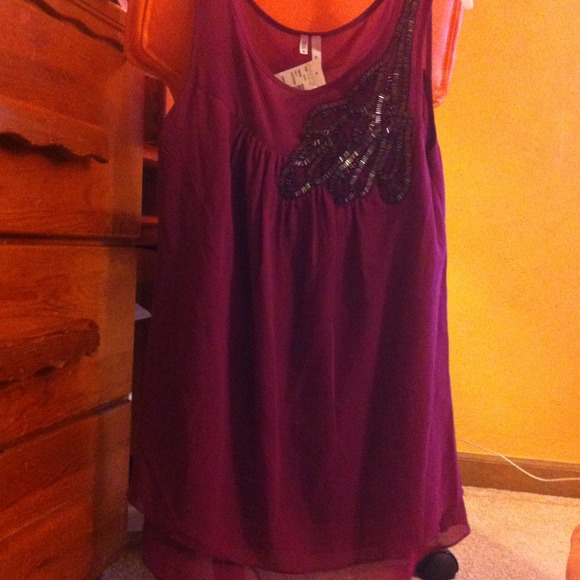 Dark purple / reddish top