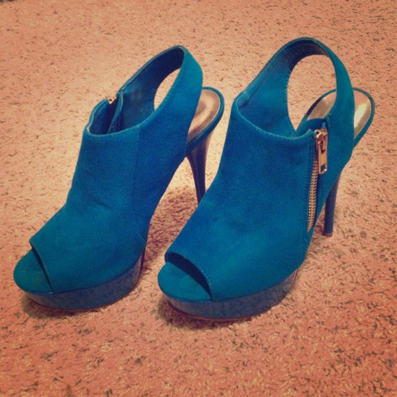 Shoes - Size 6 flirty blue heels:)
