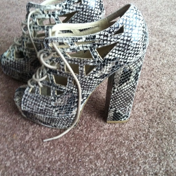 👠👠👠 - Picture 2 of 2