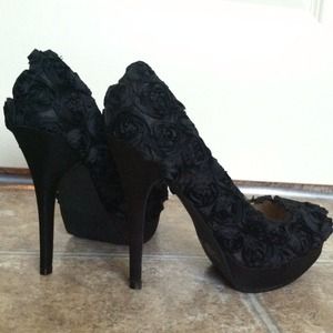 BLACK QUPID HEELS!