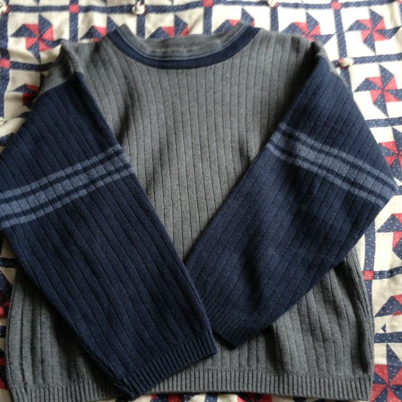 Boys sweater says 12/14 fits like an 8/10