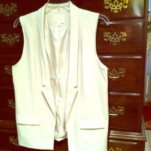 Cream No sleeve blazer