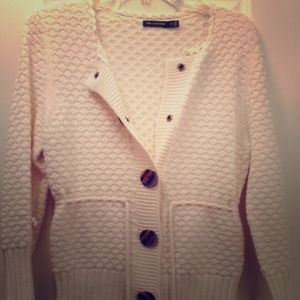 ❌Sold in bundle ❌Cream sweater from the limited!