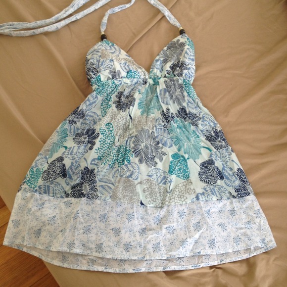 SOLD 🎀 Beautiful fun halter top!