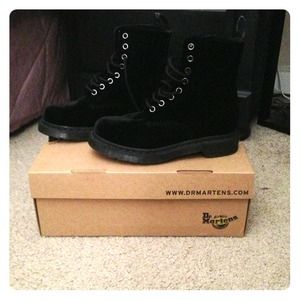 Page black velvet Dr.Martens