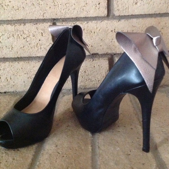 Size 10 black stiletto heels with gold bow accent