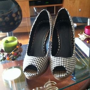 Houndstooth stilettos .. Love love these!!