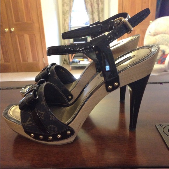 AUTHENTIC Louis Vuitton Sandals - Picture 2 of 4