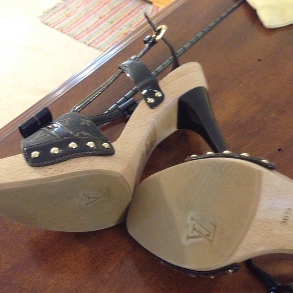 AUTHENTIC Louis Vuitton Sandals - Picture 4 of 4