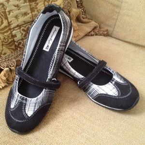 ❤RESERVED❤American Eagle flats Size 7