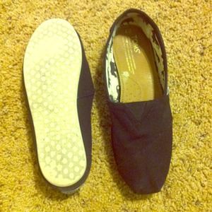 Size 9 women's black Toms.