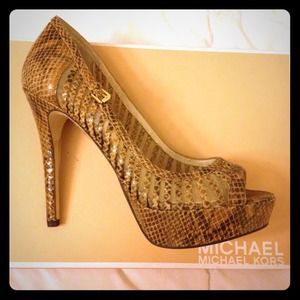 MIchael Kors Molly Pump REDUCED!