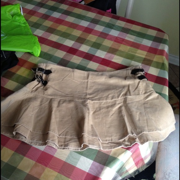 Khaki skirt with buckles